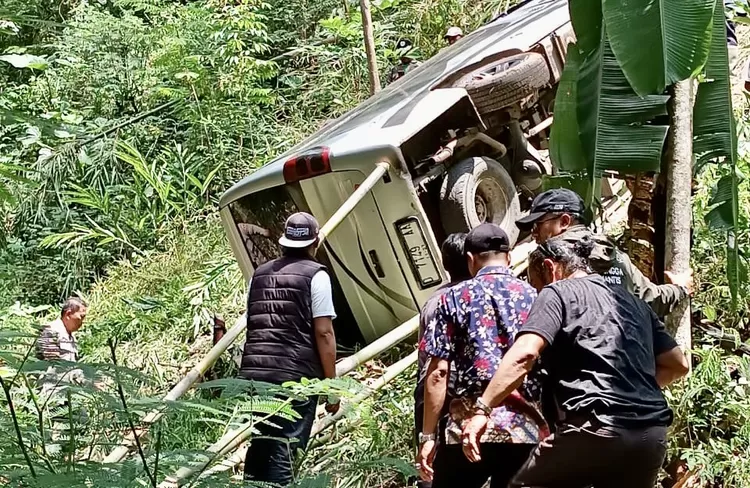 Minibus Angkut 21 Wisatawan Ke Curug Malela Bandung Barat Terperosok Ke ...