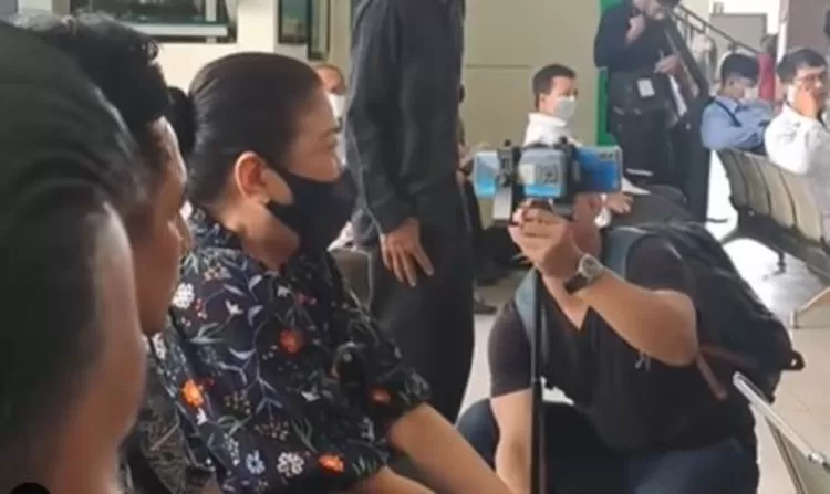 Pecah Tangis Ibu Inge Anugrah Saat Anaknya Cerai Dari Ari Wibowo ...