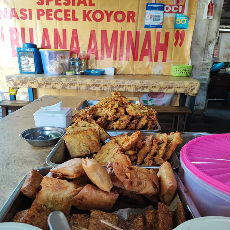 Pecel Bu Ana Aminah yang dilengkapi banyak lauk gorengan yang disajikan panas.