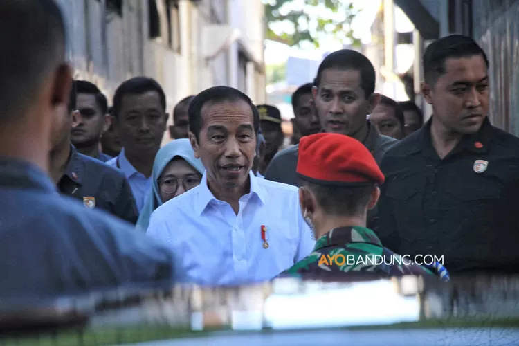 [FOTO] Potret Kunjungan Presiden Jokowi Ke Pasar Cihapit Kota Bandung ...