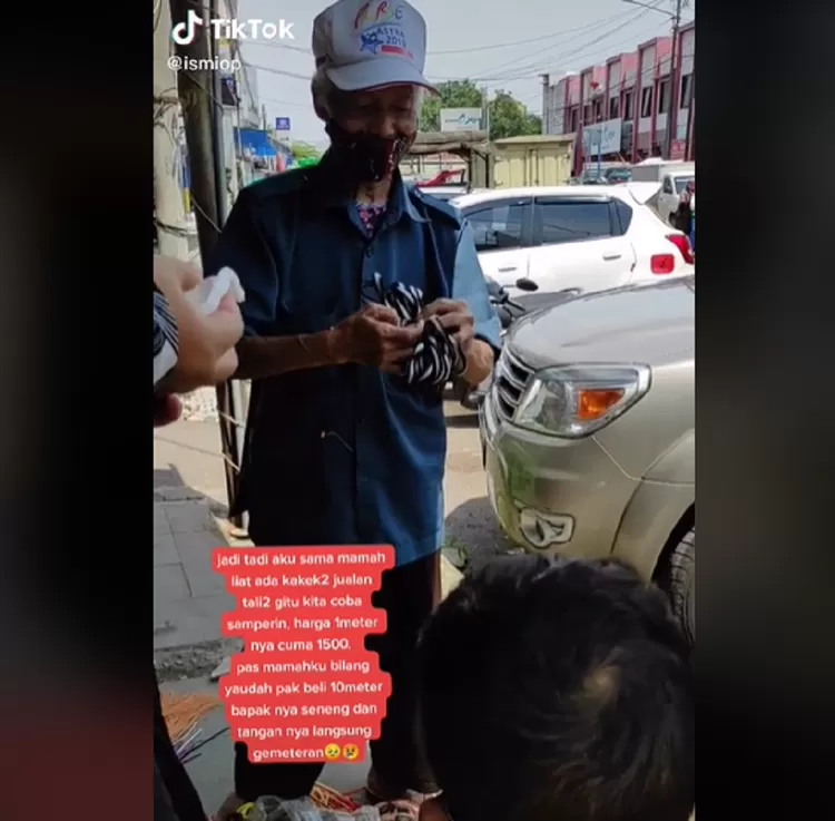 Ekspresi Kakek Ini Bikin Mewek Kegirangan Dagangannya Dibeli Sampai