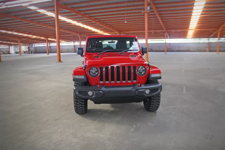 Mengaspal Di Indonesia, Intip Fitur Baru Jeep Wrangler Dan Gladiator ...