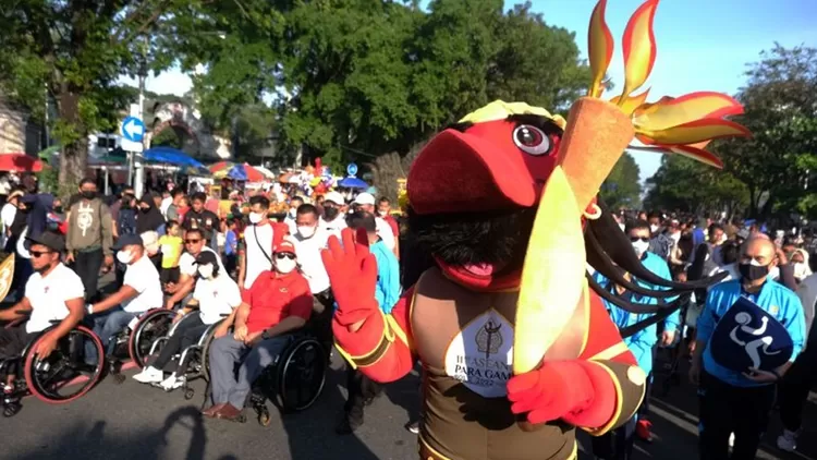 Peserta mengikuti kirab untuk mengenalkan maskot dan logo ASEAN Para Games XI 2022 saat peluncuran di Jalan Slamet Riyadi, Solo, Jawa Tengah, Minggu (3/7/2022).