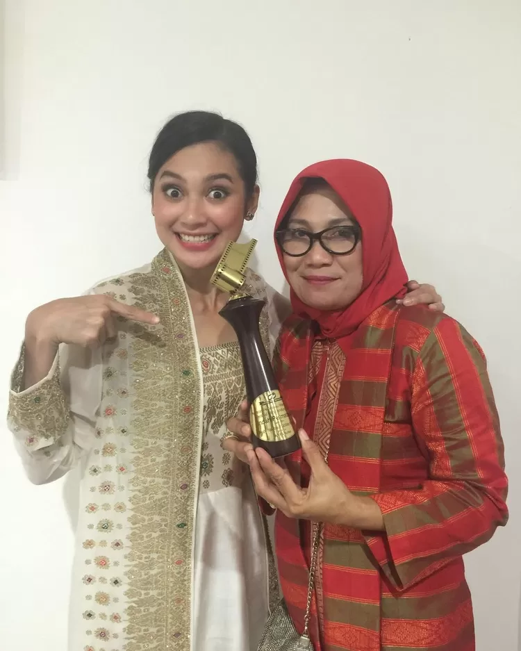 Foto Indah Permatasari bersama Ibunda