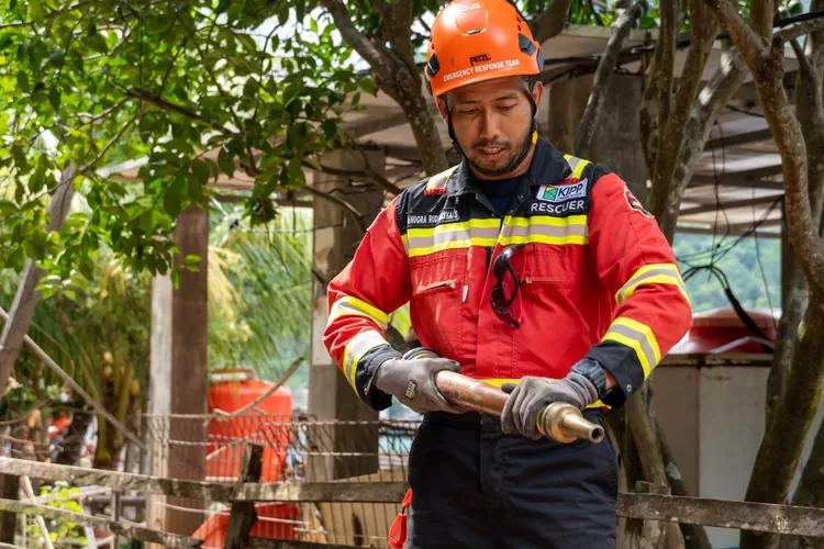 Tim HSE Kawasan Industri Pulau Penebang memberikan contoh penggunaan alat pemadam kebakaran kepada peserta pelatihan Desa Tangguh Bencana kepada warga Desa Pelapis.