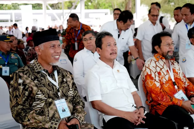Gubernur Sumbar Mahyeldi Ansharullah bersama Menteri KKP Sakti Wahyu Trenggono saat acara puncak apresiasi Gerakan Nasional Bulan Cinta Laut (BCL) di Pantai Kenjeran, Surabaya, Jumat, 10 November 2023.
