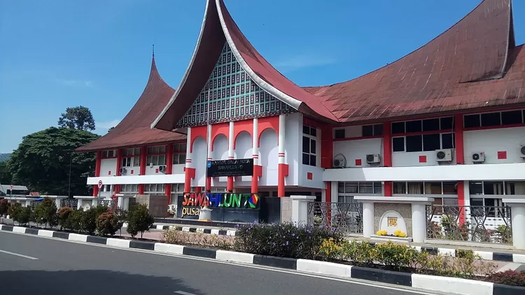 Kota Padang menduduki urutan pertama sebagai kota dengan wilayah terluas di Provinsi Sumatera Barat. Memiliki ibu kota di Koto Tangah, Kota Padang memiliki luas wilayah sebesar 694,337 km persegi, sebagaimana tercatat dalam data yang diambil di tahun 2022.