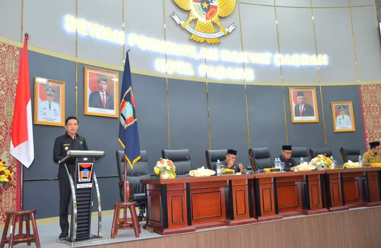 Wawako Padang Ekos Albar menyampaikan Ranperda Pertanggungjawaban APBD Kota Padang 2023 dalam paripurna DPRD