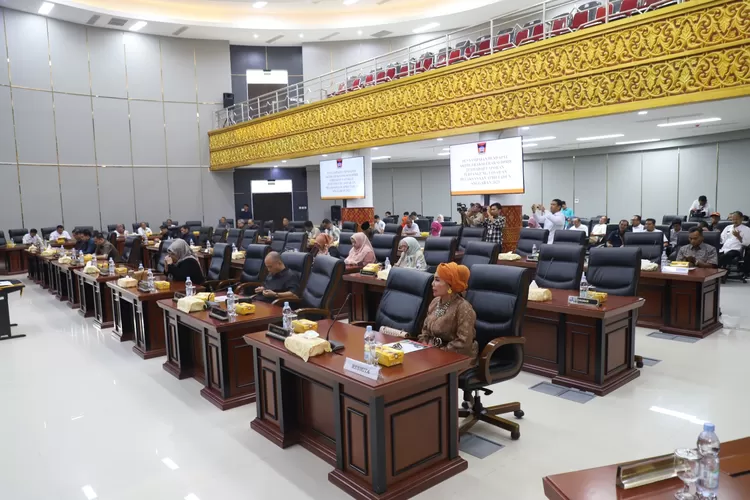 Peserta Rapat Paripurna DPRD Kota Padang