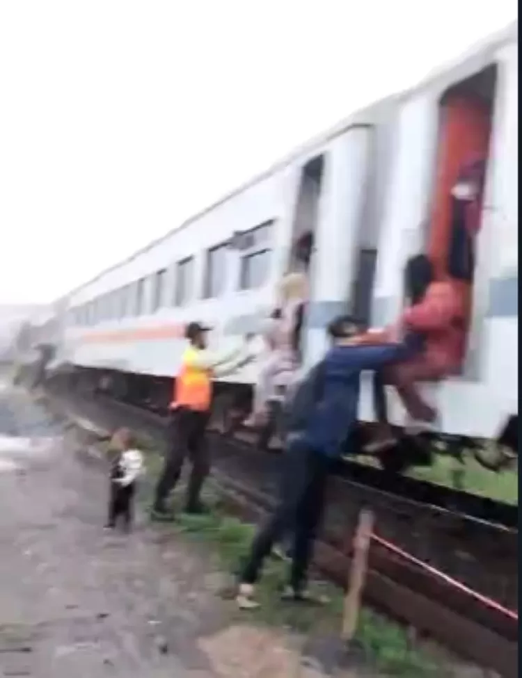 Kepanikan penumpang usai tabrakan KA Turangga dengan Bandung Raya terjadi di jalur petak Stasiun Cicalengka-Haurpugur pukul 06.03 WIB.