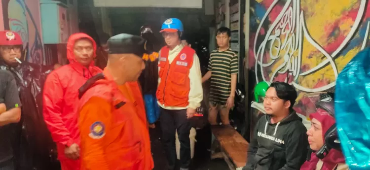 Tim Rescue Diskar PB Kota Bandung dan petugas PMI Diterjunkan ke lokasi banjir di kawasan Braga Bandung