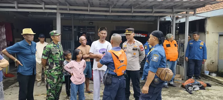 Petugas Dinas Kebakaran dan Penanggulangan Bencana Kota Bandung  bersiap evakuasi pria nekat naik ke tower pemancar