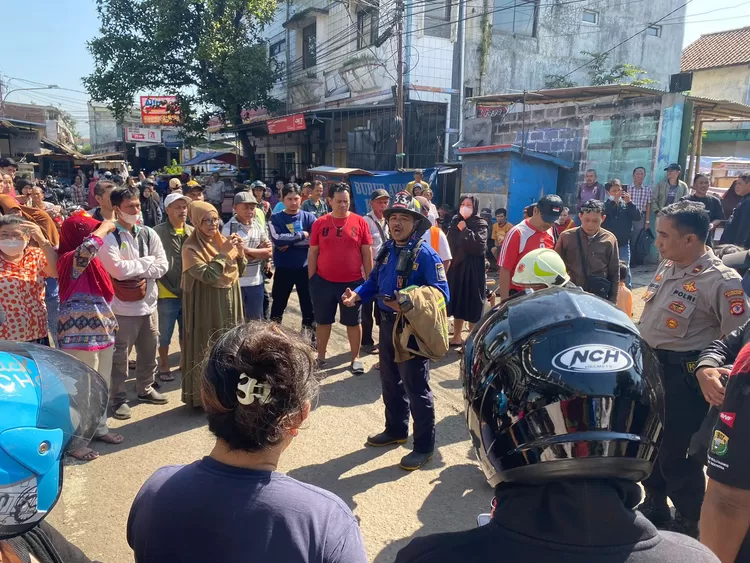 Usai menyelesaikan tugas pemadaman, petugas Diskar PB Kota Bandung memberikan penyuluhan pada masyarakat di sekitar lokasi kejadian.