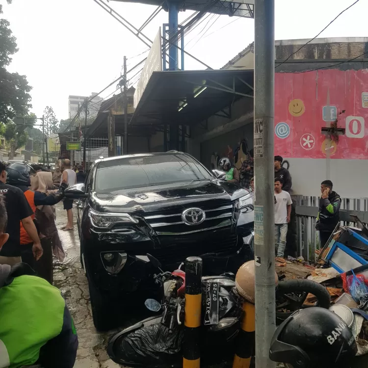 Pengemudi Fortuner diduga alami epilepsi sebelum menabrak gerobak mie di Setiabudi Bandung