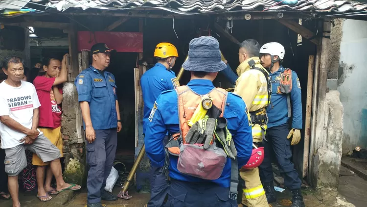 Petugas Rescue Diskar Kota Bandung tengah mengevakuasi jasad bayi dalam sumur di Babakan Ciparay, Gg. H. Zakaria, Bandung, Sabtu (25/5/2024).