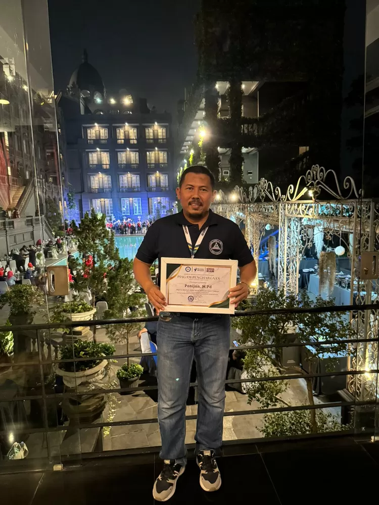 Ponijan, kepala sekolah inspiratif dari SMAS Islam PB Soedirman 2 Bekasi, meraih penghargaan AKSI dua tahun berturut-turut berkat inovasi digital.