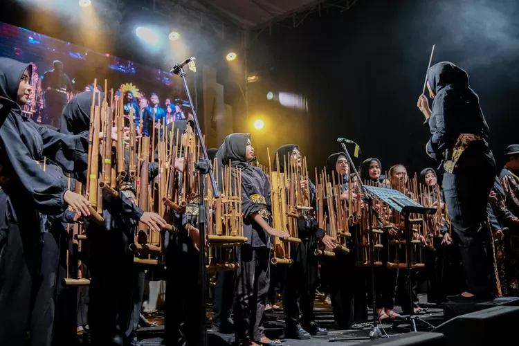Ngurulung Angklung di Bandung nonstop 12 jam dan pecahkan recor