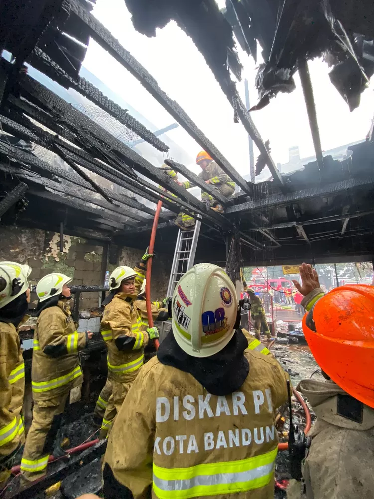 Diskar PB Kota Bandung berhasil padamkan kebakaran di Simpang Dago dengan aksi cepat. Simak kronologi dan tips cegah kebakaran!
