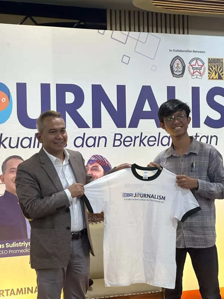 Promedia dan LPM Opini Undip memamerkan kaos simbolis sebagai bentuk kerja sama di acara Corelab BRI Journalism 360 