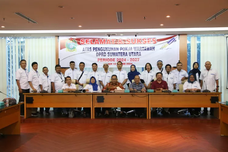 Pokja Wartawan DPRD Sumut foto bersama Ketua DPRD Sumut usai pengukuhan