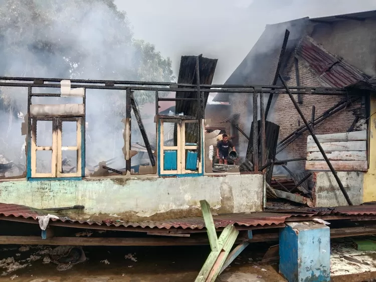 Rumah warga Dusun Buluh Duri Desa Bekiung, hangus terbakar tinggal puing-puing
