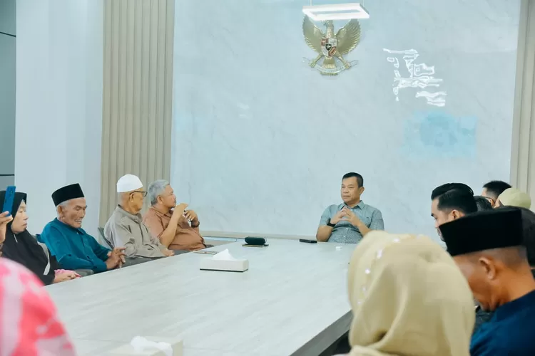 teks foto : PJ Bupati Batu Bara Nizhamul saat menerima silaturahmi dari ahli waris Kerajaan Istana Niat Lima Laras di aula rumah dinas Bupati, Minggu (17/3/2024).