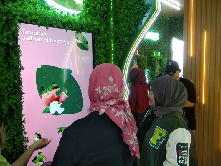 Frestea Zone ini menyajikan interactive game 'Made of Fusion'. Dengan game itu peserta dapat bereksperimen menciptakan perpaduan rasa mereka sendiri.