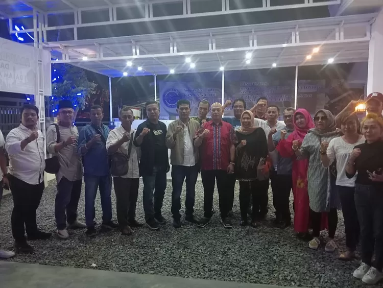 Bupati Tapanuli Utara (Taput), Nikson Nababan bersilaturahmi bersama Aliansi Berkah Sumut dan Aktifis Agraria Sumut di Cafe Al Marjan Jalan HM Said No. 6 Medan, Kamis (28/3/2024) sekira pukul 18.00 WIB.