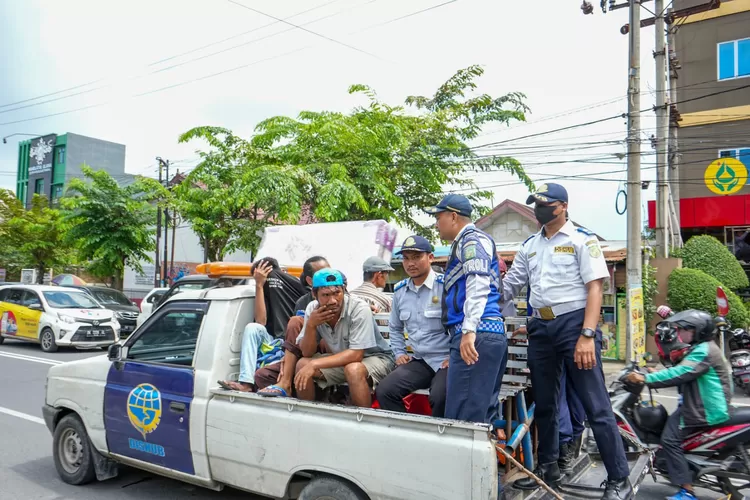 Petugas Dishub Medan dibantu anggota Polri mengamankan Jukir liar yang mengutip uang parkir, Rabu (17/4/2024).