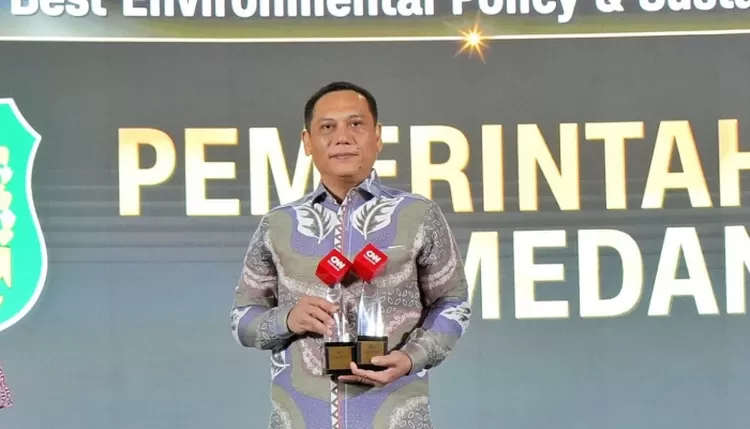 Walikota Medan Bobby Nasution terima penghargaan CNN Indonesia Awards 2024 yang diwakili oleh Kadis Kominfo Arrahman Pane, Jumat (9/8/2024).