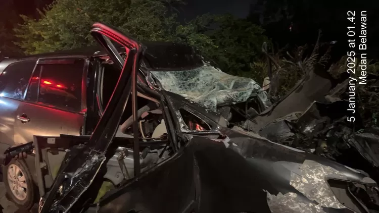 Kondisi kendaraan yang ditumpangi Wakapolres Pelabuhan Belawan AKP Iwan Kurnianto usai kecelakaan di Tol Belmera. (Realitasonline.id/Ist)