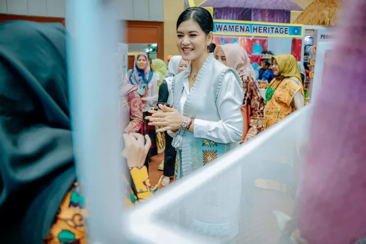 Kahiyang Ayu didampingi pengurus Dekranasda Kota Medan langsung menyambut Selvi sang Kakak Ipar yang juga Ibu Wapres