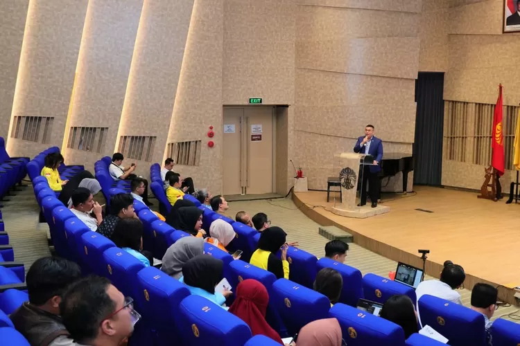 Wamen ATR/Waka BPN, Ossy Dermawan, saat menjadi pembicara dalam Seminar Nasional Pekan Notaris 2025 yang diselenggarakan oleh Fakultas Hukum Universitas Indonesia di Makara Art Center UI, Kota Depok, Senin (3/2/2025).(Realitasonline.id/ Ist)