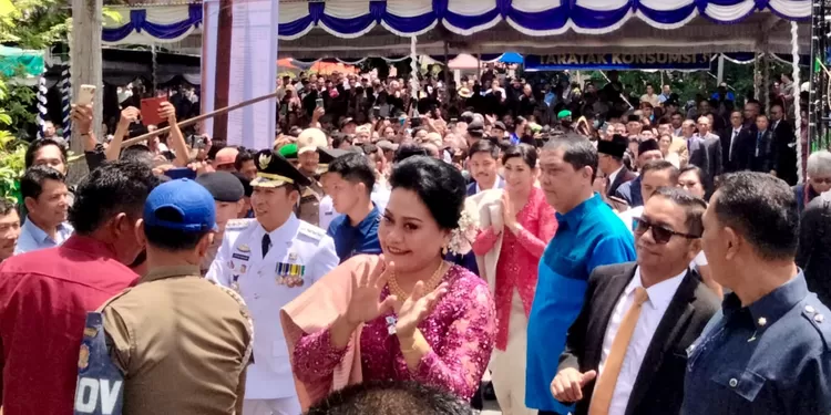 Bupati Taput Taripar Hutabarat dan Wabup Deni Lumbantoruan didampingi Ketua TP PKK Neni Angelina Purba dan Watua PKK Lisa Malau saat disambut masyarakat di rumah dinas. (Realitasonline.id - AS)