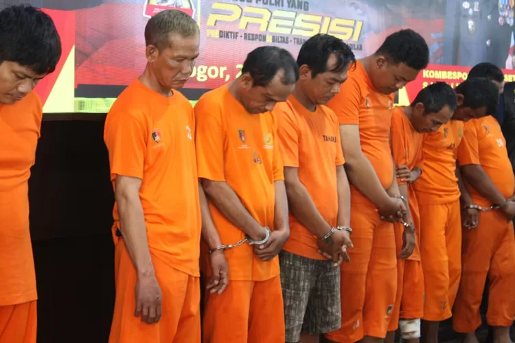 Para pelaku melakukan aksi pencopetan dengan sasaran telepon genggam milik masyarakat