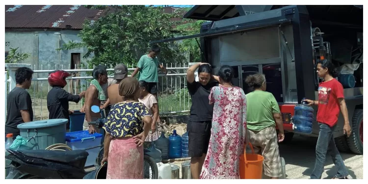 Personil SAR Brimob mendistribusikan air bersih menggunakan Water Treatment untuk warga Desa Sibuluan Nauli Tapteng. (Ogek Tanjung/Humas Poldasu)