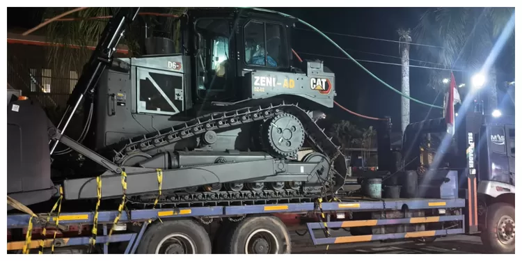  4 Alat Berat Bantuan TNI AD Menuju Lokasi Bencana di Tapteng. (Ogek Tanjung/ Pendam I/BB)