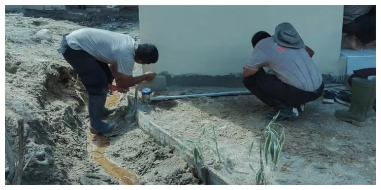 Warga Desa Tolang Julu Tapsel gotong royong bersama Brimob Bangun MCK. (Ogek Tanjung/Humas Poldasu) 