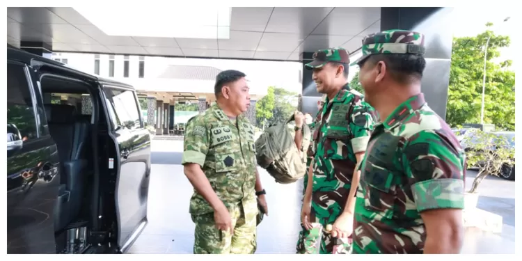 Pangdam I/BB Mayjen TNI Hendy Antariksa sambut Assisten Operasi Panglima TNI Letjen TNI Bobby Rinal Makmun di Makodam I/BB Medan. (Ogek Tanjung/Pendam I/BB)