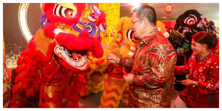 Wesly Silalahi memberikan angpao kepada penghibur Barongsai. (Realitasonline.id/Rahayu)