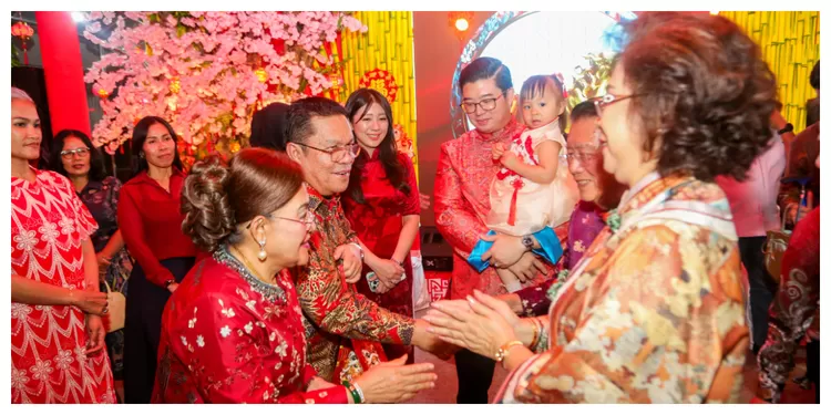 Edwin Bingei Purba Siboro menyambut hangat Wali Kota Wesly Silalahi. (Realitasonline.id/Rahayu)