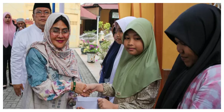 Ny Liswati memberikan santunan kepada anak yatim. (Realitasonline.id/Rhy)