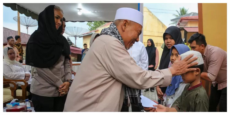 Ketua MUI M Ali Lubis turut memberikan santunan. (Realitasonline.id/Rhy)