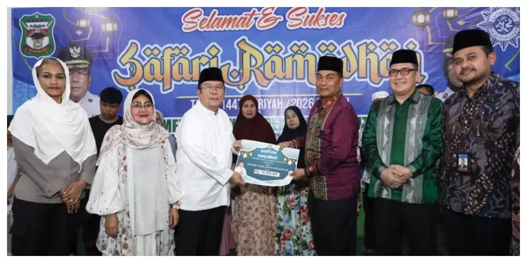  Wali Kota Wesly memberikan bantuan hibah Pemko 50 Juta ke BKM Taqwa. (Realitasonline.id/Rhy)