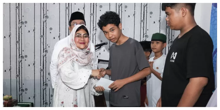 Wali Kota bersama istri memberikan santunan kepada anak yatim. (Realitasonline.id/Rhy)