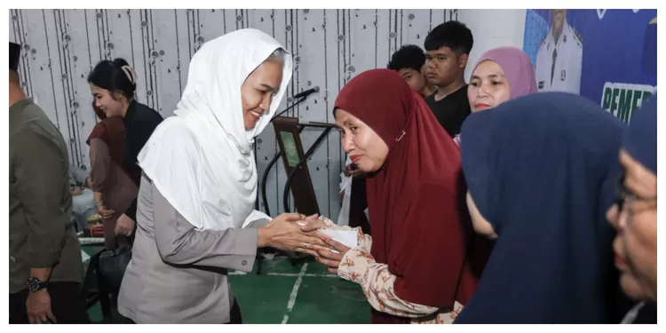  Kapolres memberikan santunan kepada kaum dhuafa. (Realitasonline.id/Rhy)