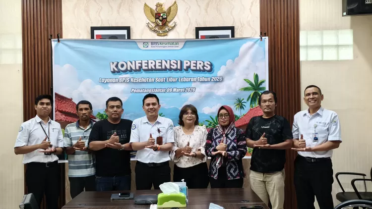 Indra Bayu, SKM, M.PHM, AAAK bersama wartawan mitra BPJS Kesehatan Pematangsiantar (Realitasonline.id/RH)