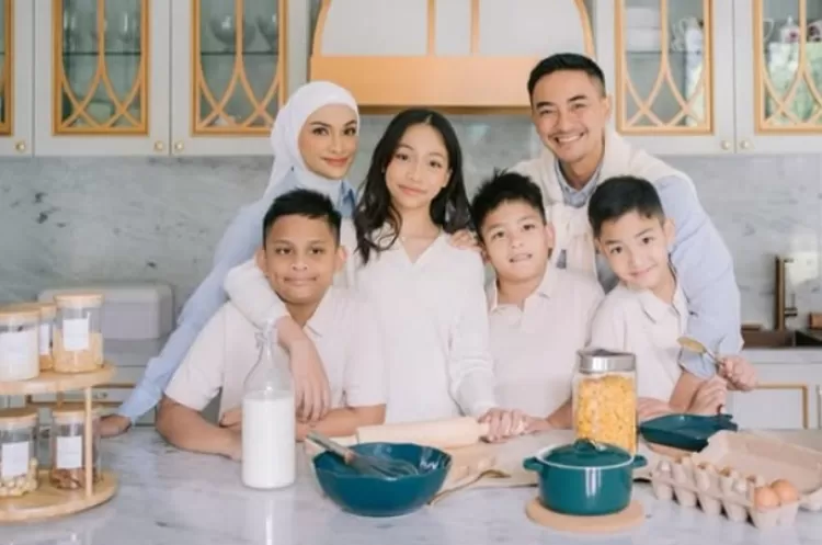Momen Putri Zulhas dan Zumi Zola foto prewedding bersama empat anaknya. Keduanya akan segera menikah pada pekan depan 14 Desember 2024