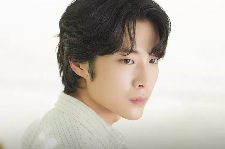 Lee Jong Won dalam teaser foto drama Brewing Love.