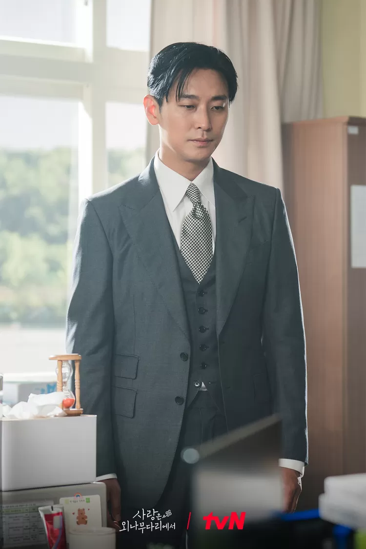 Joo Ji Hoon di drama Love Your Enemy